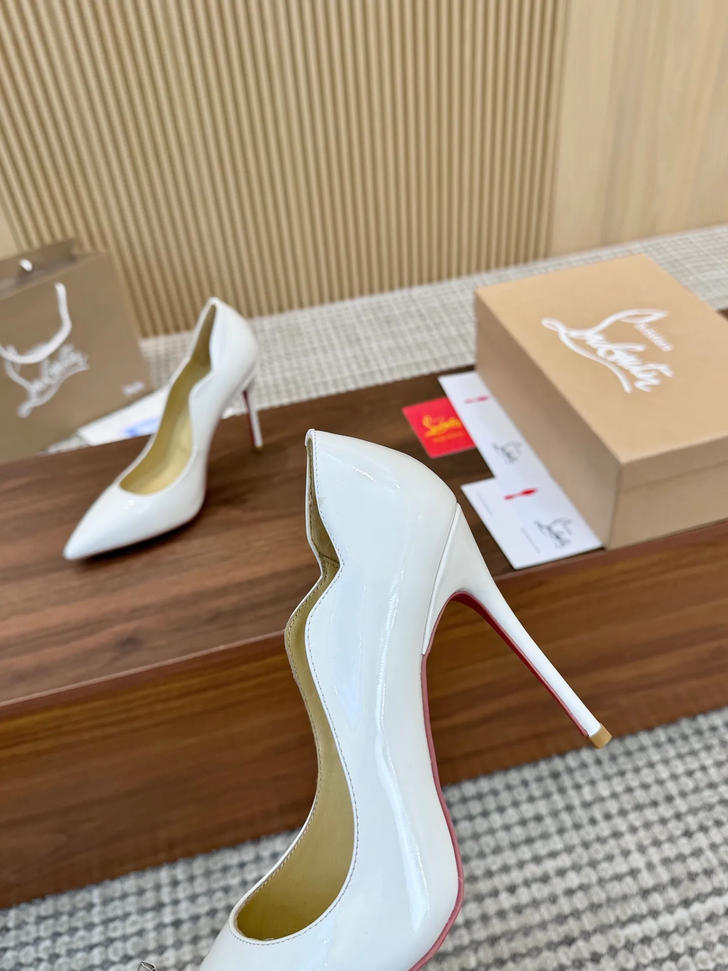 👟👟Ex-factory price 440 👟👟 Genuine leather sole +40 shipped all year round 💝Christian Louboutin CL👠 "Imported cow patent leather💎 series" noble and luxurious, real blingbling👟👟 real materials, all customized by the pattern maker, and the materials are made of original customized materials, achieving the taste of the original 5 color options💍 Upper: imported 👉cow patent leather💪 lining: sheepskin foot pad/lining code number: 34-40.41.42 heel height: two options: 10.5cm and 8.5cm